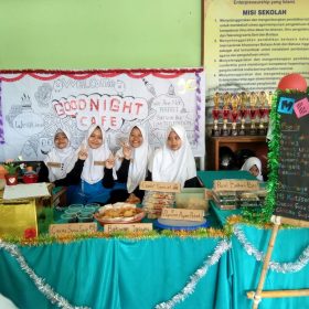 Penampilan Siswi - Siswi SMP Muh Darul Arqom di salah satu sudut stan